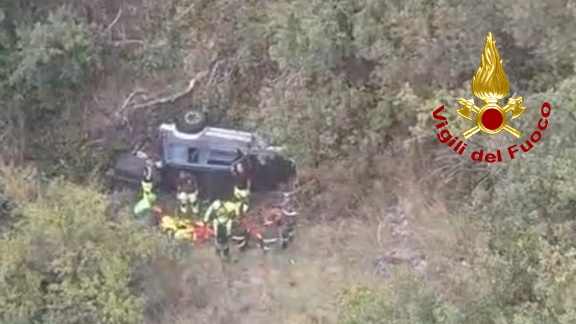 Uomo precipita con l’auto in un dirupo nel Catanese, soccorso dai Vigili del Fuoco / Video